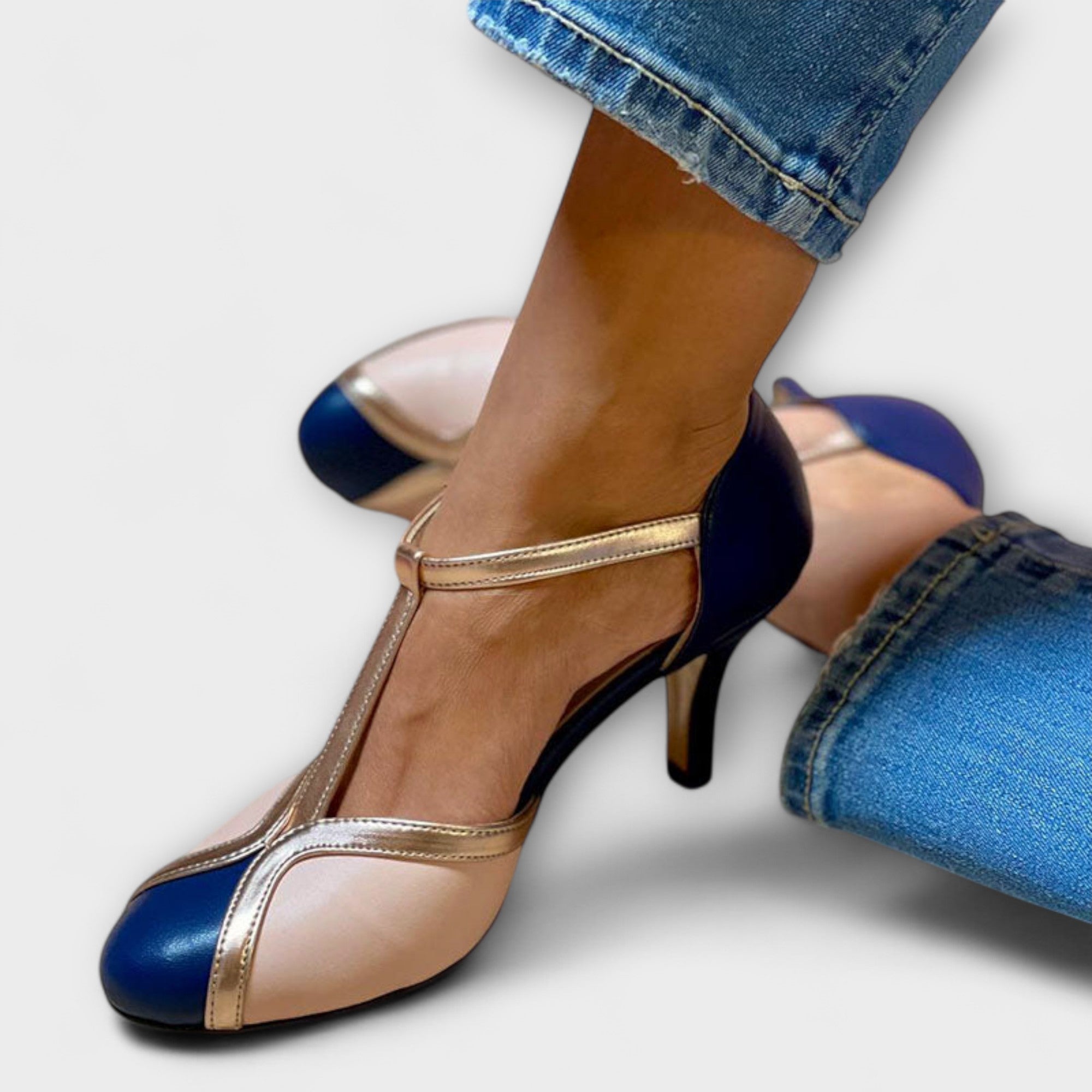 Alessia – Dvoubarevná elegance s T-páskem" can be rewritten as:
"Alessia – Dvoubarevná elegance s T-řemínkem