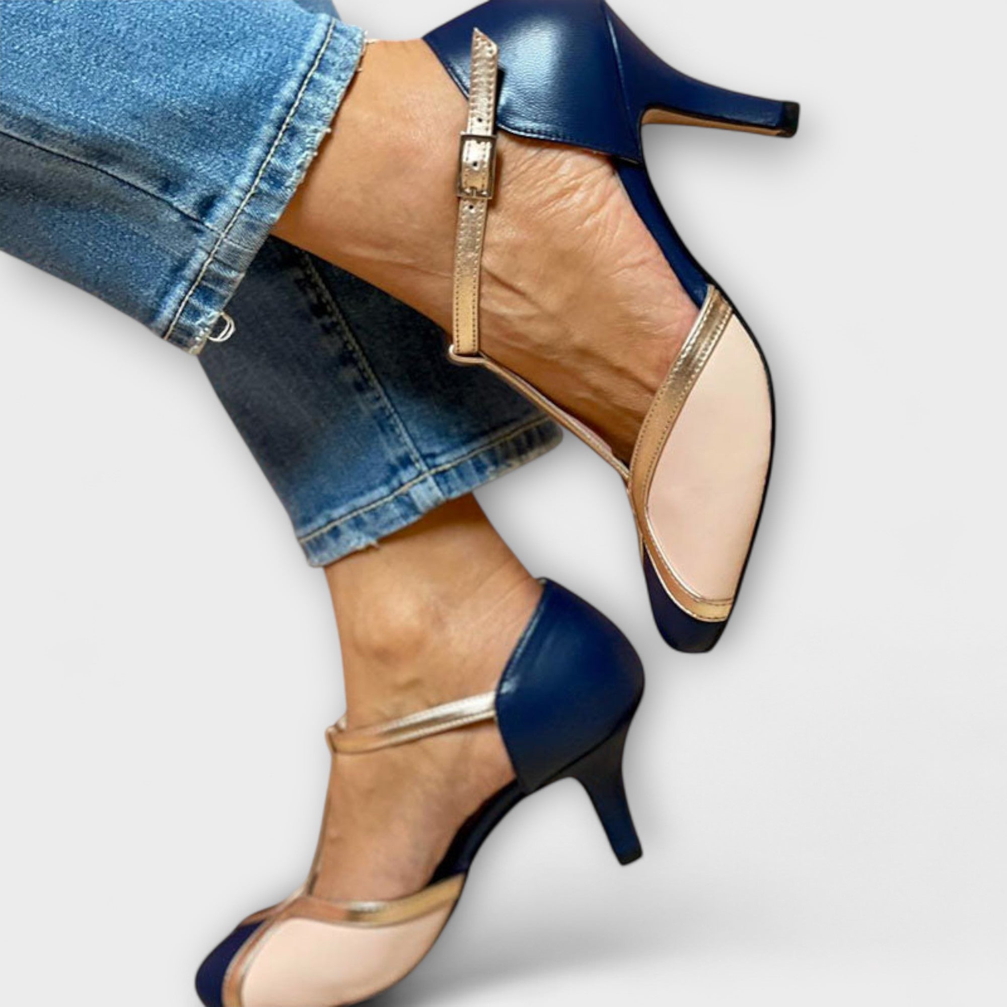 Alessia – Dvoubarevná elegance s T-páskem" can be rewritten as:
"Alessia – Dvoubarevná elegance s T-řemínkem